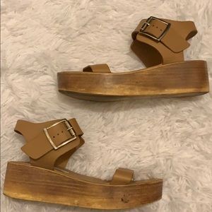 Used Size 7 Steven Madden tan platform sandals